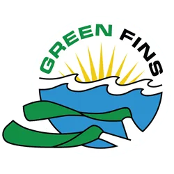 Logo circulaire montrant un soleil stylisé derrière des vagues bleues et deux nageoires vertes, texte "GREEN FINS" en haut.