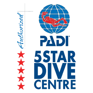 Logo PADI 5 Star Dive Centre avec globe bleu et plongeur rouge, texte PADI en bleu et cinq étoiles rouges verticales à gauche.