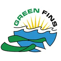 logo circulaire montrant des vagues bleues, un soleil jaune stylisé et deux palmes vertes, texte « GREEN FINS » en arc en haut