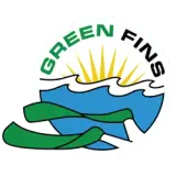 Logo circulaire montrant un soleil stylisé derrière des vagues bleues et deux nageoires vertes, texte "GREEN FINS" en haut.