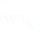 Logo blanc sur fond bleu représentant le texte "Manta Trust" et deux raies manta stylisées, une grande et une petite, en nage.