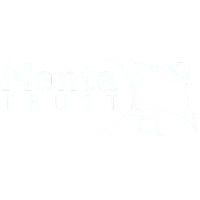 Logo blanc sur fond bleu montrant le texte "Manta Trust" et deux raies manta stylisées, une grande et une petite, en silhouette.