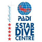 Logo PADI 5 Star Dive Centre avec globe bleu et plongeur rouge, texte PADI en bleu et cinq étoiles rouges verticales à gauche.