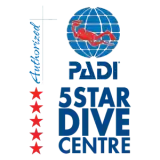 Logo PADI avec globe et plongeur rouge, texte "PADI 5 STAR DIVE CENTRE" et colonne de cinq étoiles rouges à gauche.