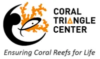 logo du Coral Triangle Center montrant un corail orange stylisé et un poisson noir, texte « Coral Triangle Center » et la mention Ensuring Coral Reefs for Life, Nusa Penida.