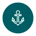Icône circulaire montrant une ancre blanche sur fond vert, évoquant la navigation ou excursions en bateau à Nusa Penida.