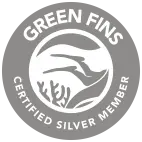 Logo circulaire gris montrant deux palmes de plongée au-dessus d'un corail, texte en arc «GREEN FINS» en haut et «CERTIFIED SILVER MEMBER» en bas.