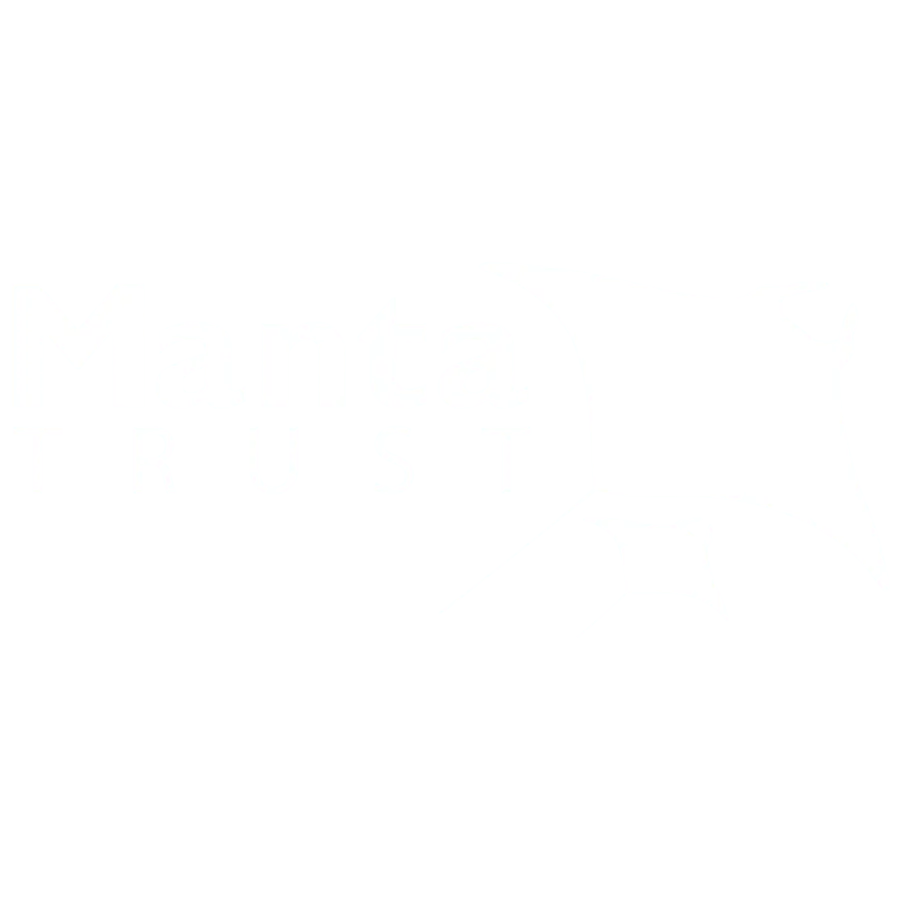 manta-trust-1 Logo blanc sur fond bleu représentant le texte "Manta Trust" et deux raies manta stylisées, une grande et une petite, en nage.