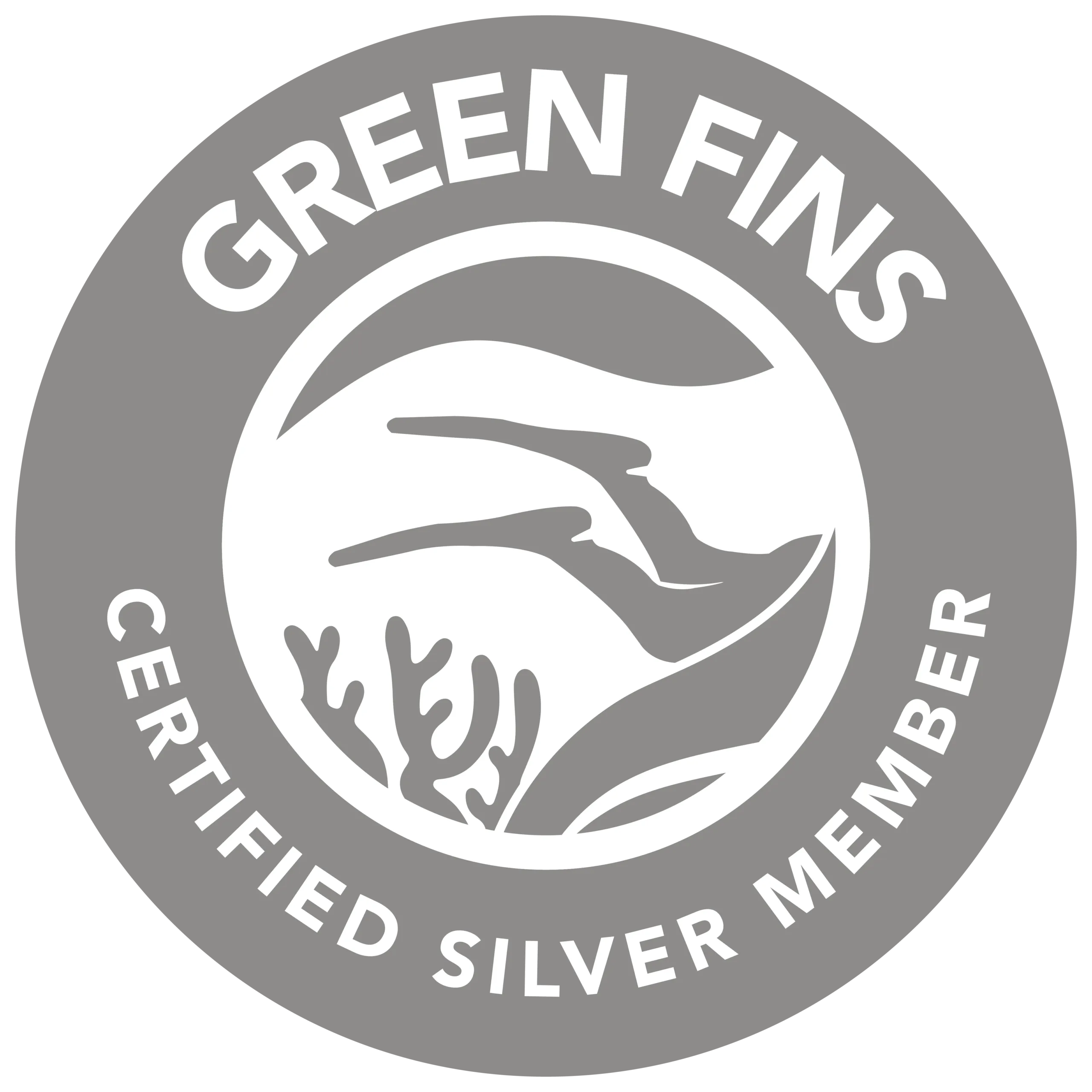 GF_Stamp_Silver Logo circulaire gris montrant deux palmes de plongée au-dessus d'un corail, texte en arc «GREEN FINS» en haut et «CERTIFIED SILVER MEMBER» en bas.